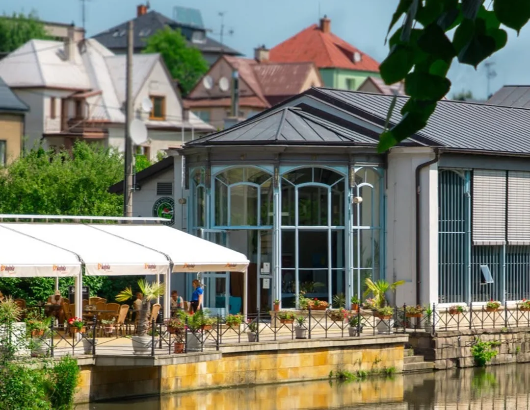 Restaurace Palmenhaus s terasou u vody, místo konání kurzů vaření